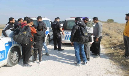 Lastikleri patlayınca yakalandılar: 21 göçmen ve 4 göçmen taciri yakalandı