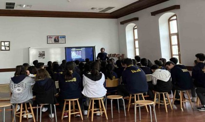 Lise öğrencilerine üniversiteden ‘Türk Ebrusu sunumu yapıldı