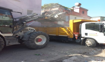 Mahallelerdeki inşaat atıkları temizleniyor