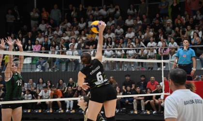 Manisa BBSK Voleybol Takımı evindeki ilk maçı kazandı