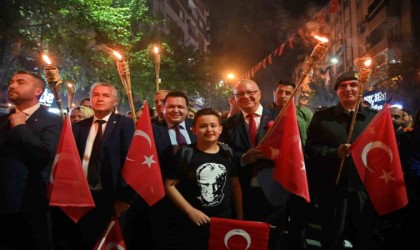 Manisada 100. yıl coşkusu fener alayı ve konserle taçlandı