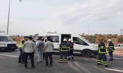 Mardinde minibüs ile kamyon çarpıştı: 3 yaralı