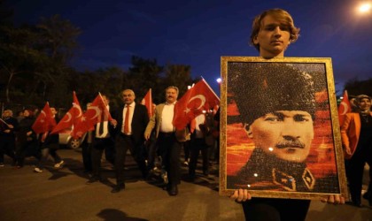 Melikgazide Coşkulu Fener alayı yürüyüşü