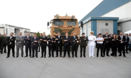 Mersin’de 13 adet 8x8 konteyner taşıyıcı ’Derman’ teslimatı