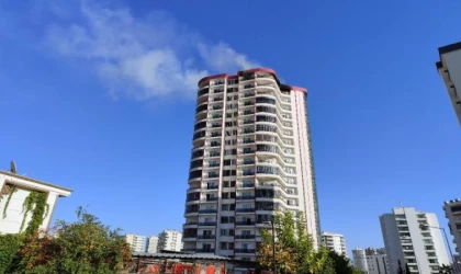 Mersin’de 18 katlı binanın son katında saunadan çıkan yangın söndürüldü