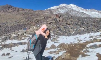 Minik Nisa annesiyle Ağrı Dağı zirvesine çıktı