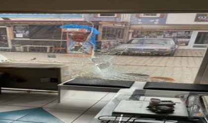 Motosikletin gazına bastı, kontrolü kaybedip iş yerine daldı