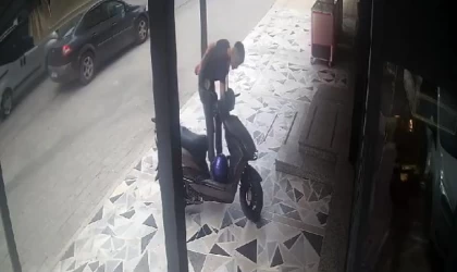 Motosikletin torpidosundaki cep telefonunu çaldı, kameradan tespit edilip yakalandı