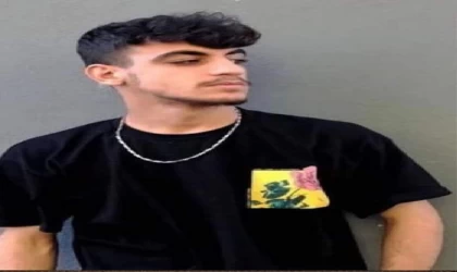 Motosikletiyle, otomobilin açılan kapısına çarpan kurye, kamyonetin altında kalıp öldü