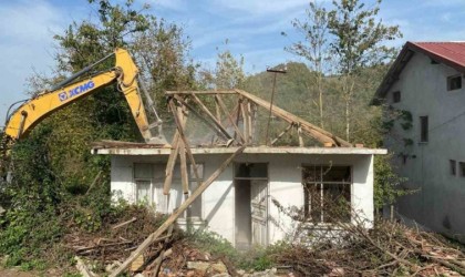 O ilçede yıkılan bina sayısı 123 oldu