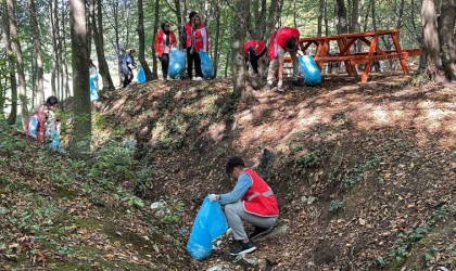 Öğrenciler poşet poşet çöp topladı