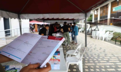 Öğrenciler Ucuz Kitap Fuarında kitaplarla buluştu