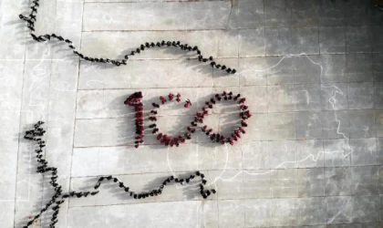 Öğretmen ve öğrencilerden 100’üncü yıl koreografisi
