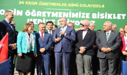 Öğretmenlere bisiklet dağıtan Bakan Işıkhanın, Fatma Şahinden talebi güldürdü