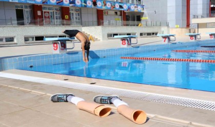 Önce tekerlekli sandalyeden kurtuldu, şimdi yüzerek hayata tutundu