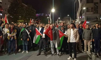 Onlarca kişi Gazzeye destek sloganlarıyla caddeyi inletti