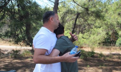 Otomobil takla attı, ağlayan genci babası sakinleştirdi