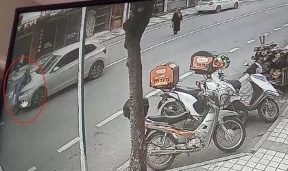 Otomobilin çarptığı kadının yaralandığı kaza anı kamerada