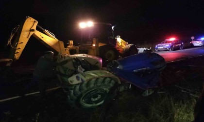 Otomobilin çarptığı traktörün sürücüsü hayatını kaybetti