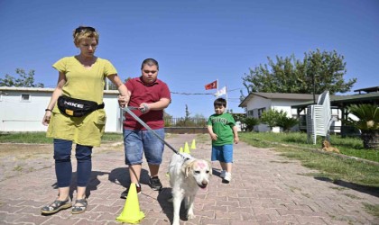 Özel çocuklar sokak hayvanlarını elleriyle besledi