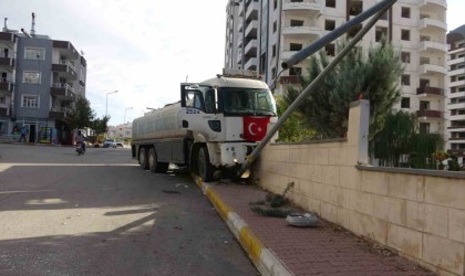 Polisin dur ikazına uymayarak kaçan su tankeri kaza yaptı