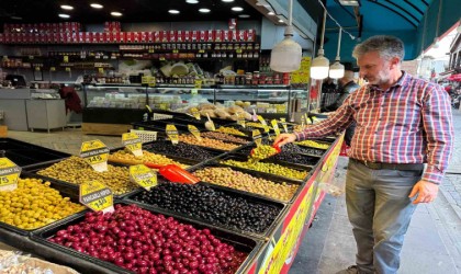 Rengârenk zeytinler tezgâhları süslüyor