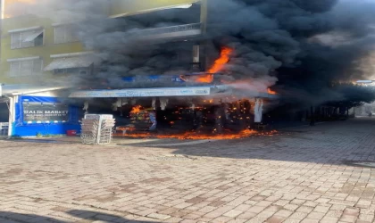 Restoran bacasında çıkan yangın, bitişikteki binaya da sıçradı