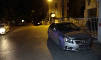 Sağlık ekiplerini bekleyen yaralı sürücü sigara içmeyi de ihmal etmedi