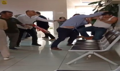Sağlık ocağını basıp doktorları darp ettiler: Olay anı kamerada