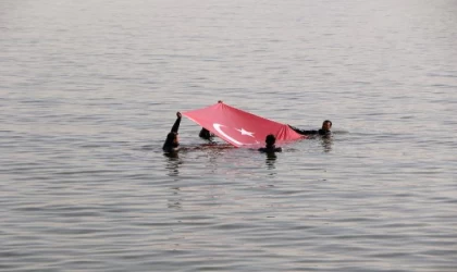 Sahil Güvenlik ekipleri, 100’üncü yılda denizde Türk bayrağı açtı