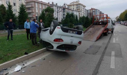 Samsunda otomobile çarpıp takla atan aracın sürücüsü yaralandı