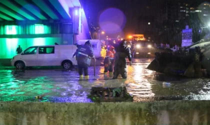 Samsun’da sağanak yağışta cadde ve sokaklar göle döndü