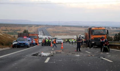 Şanlıurfa’da yolcu minibüsü ile kamyon çarpıştı: 5 ölü 5 yaralı/ Ek fotoğraflar