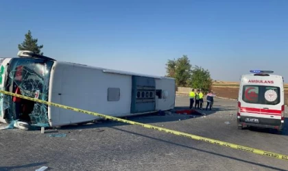 Şanlıurfa’da yolcu otobüsü otomobile çarpıp, devrildi: 2 ölü, 25 yaralı