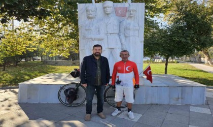 Şehit Makbule Efe anısına bisikletiyle Sındırgıya geldi