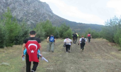 Şehitlikten aldıkları toprağı Spilin zirvesine bıraktılar