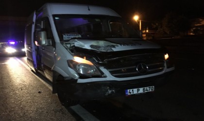 Servis minibüsü ile belediye otobüsü çarpıştı: 1 yaralı