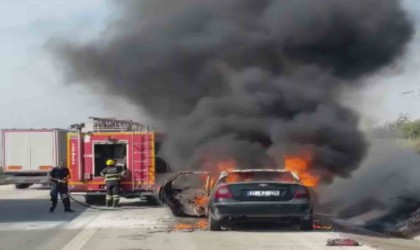 Seyir halindeyken yanmaya başlayan otomobil alevlere teslim oldu
