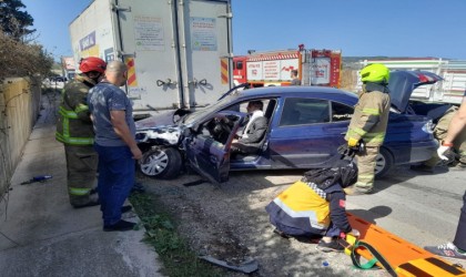 Sıkıştığı araçtan yaralı kurtarıldı