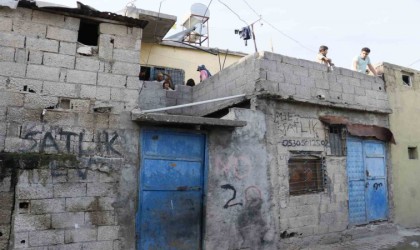 Silah sesini duyup terasa çıkan kız çocuğu vuruldu