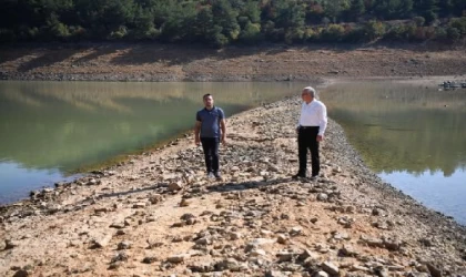 Su seviyesi azaldı; belediye başkanı barajın ortasına yürüyüp, çağrı yaptı