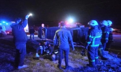 Takipteki minibüs polis araçlarına çarpıp takla attı: 6’sı polis 9 yaralı