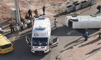 Taksi ile çarpışıp devrilen minibüsün sürücü yaralandı