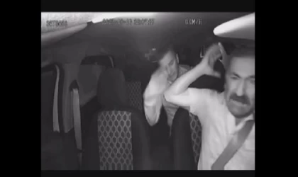 Taksici şoförüne kaldırım taşı ile gasp girişimi araç kamerasınca kaydedildi