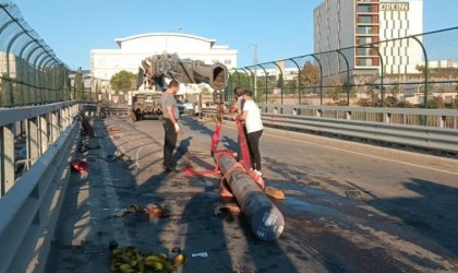 TEM Otoyolunda demir yüklü tır devrildi: 1 yaralı