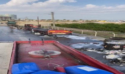 Tır üzerindeki geri dönüşüm ürünleri yandı