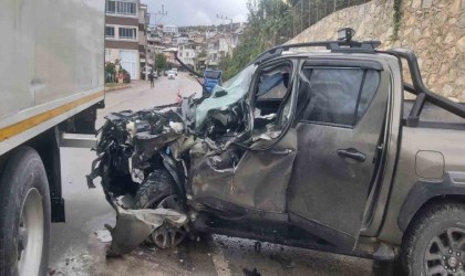 Tırın altına giren kamyonette sıkıştılar