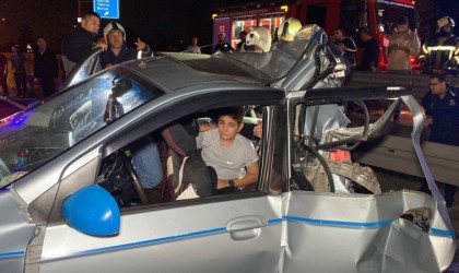 Tırın çarptığı otomobil kağıt gibi ezildi: 1i çocuk 5 yaralı