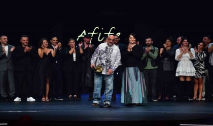 Tiyatronun en prestijli ödülü Nilüfer Kent Tiyatrosuna