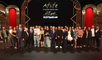 Tiyatronun en prestijli ödülü Nilüfer Kent Tiyatrosuna